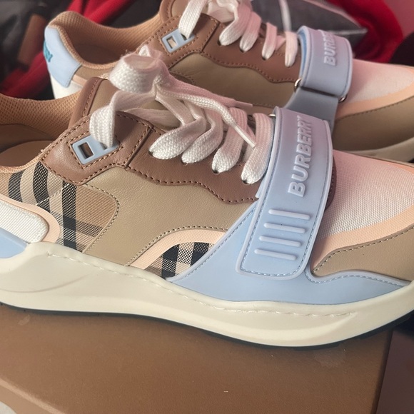 Burberry shoes - Picture 3 of 4